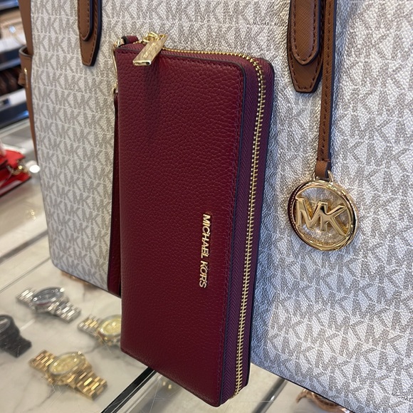 MICHAEL KORS
Leather Continental Wristlet Phone Case Wallet
Oxblood
NWT - Picture 2 of 16